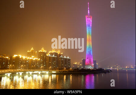 Nachtansicht des Canton Tower, die früher als der Guangzhou TV und Sightseeing Tower in Guangzhou City, South China Guangdong Provinz, 28 Septemb Stockfoto