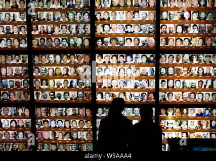 Chinesische Besucher Fotos der Opfer des Massakers von Nanjing an der Memorial Hall der Opfer in Nanjing Massaker durch die Japanischen Invasoren in Stockfoto