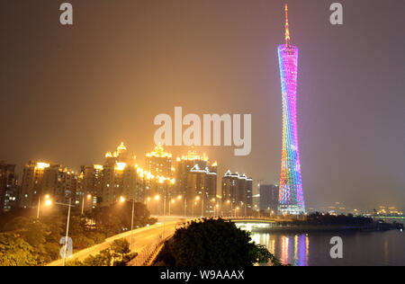 Nachtansicht des Canton Tower, die früher als der Guangzhou TV und Sightseeing Tower in Guangzhou City, South China Guangdong Provinz, 28 Septemb Stockfoto