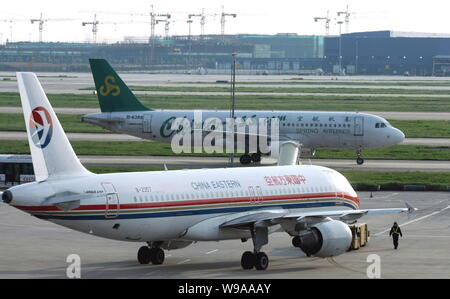 Ebenen der China Eastern Airlines und Spring Airlines sind am internationalen Flughafen Pudong in Shanghai, China, April 24, 2010 gesehen. Das Festland und t Stockfoto