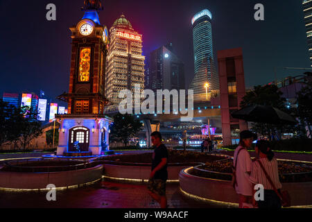 Die Mickey Mouse Wecker an der Shanghai Disney Store in Pudong, China auf der Ostseite des Bund. Stockfoto
