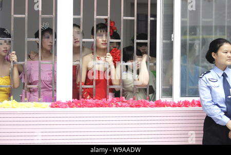Chinesischen weiblichen Insassen warten Outfits während einer Modenschau mit CO2-armen Lebensstil bei den geöffneten Gefängnis in Zhengzhou, China zu präsentieren Stockfoto