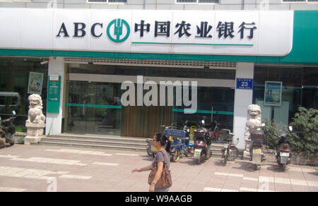 Eine chinesische Frau geht vorbei an einem Zweig der Landwirtschaftlichen Bank von China (ABC) in Nanjing City, East China Jiangsu Provinz, 5. September 2010. China Bank Stockfoto