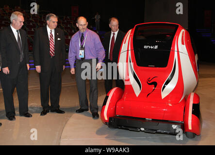 (Von L2) US-Verkehrsminister Ray LaHood, Michael Robinson, GM Vice President für Umwelt-, Energie- und Sicherheitspolitik, und Kevin Wale, Presi Stockfoto