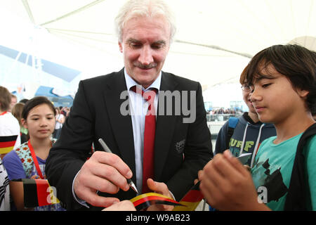 Rudi Voeller, Sportdirektor von Bayer 04 Leverkusen Fußball Club, Autogramme für die Fans, die im Verlauf der Veranstaltung die Deutschland Pavillon Tag zu zelebrieren. Stockfoto