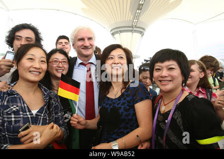 Rudi Voeller, Sportdirektor von Bayer 04 Leverkusen Fußball Club, Posen für Fotos mit den Fans bei einer Veranstaltung der Deutschen Pavillon Tag zu zelebrieren. Stockfoto