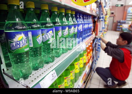 Flaschen Sprite trinken Coca-Cola sind für den Verkauf in einem Supermarkt in Shanghai, China, 2. Februar 2010 gesehen. Coca-cola, Softdrinks, Riese, wird als Stockfoto