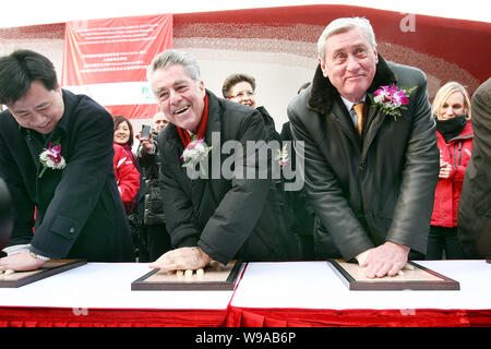 (Von L) WU Ken, Chinesischen Botschafter in Österreich, Österreichische Bundespräsident Heinz Fischer und Hannes Androsch, Kommissar für Austrias Teilnahme Stockfoto