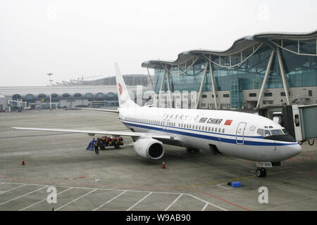 ---- Chinese Bodenpersonal Laden einer Boeing 737-800 Düsenflugzeug mit Gepäck am Flughafen Jiangbei Chongqing Chongqing, China, 17. Feb. Stockfoto