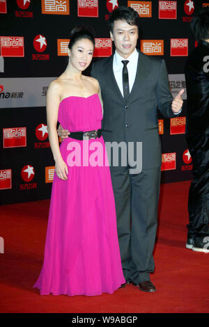 Chinesische paar Skater Zhao Hongbo (rechts) und Shen Xue am roten Teppich von der Preisverleihung von China Fashion Awards 2010 in Shanghai, China, Pose, Keine Stockfoto