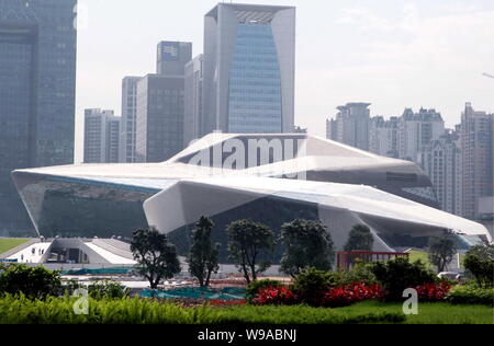 Blick auf das Opernhaus in Guangzhou Guangzhou City, South China Guangdong Provinz, 23. Mai 2010. Durch Irakische konzipiert - geborene britische Architektin Zaha hatte Stockfoto