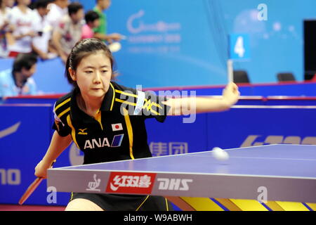 Ai Fukuhara von Japan gibt einen Schuß zu China Guo Yan in den acht - Finale der Frauen singles des China 2010 öffnen Tischtennis Turnier in Suzho Stockfoto