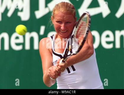 Alla Kudryavtseva von Russland liefert einen Schuß zu Jarmila Groth von Australien im Finale des Guangzhou in Guangzhou, Süd China Guangdong Stockfoto