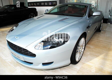 Ein Aston Martin DB9 und anderen Luxus autos sind auf Anzeige im Aston Martin Flagship Store in Peking, China, 26. Januar 2010. Der Luxushersteller Stockfoto