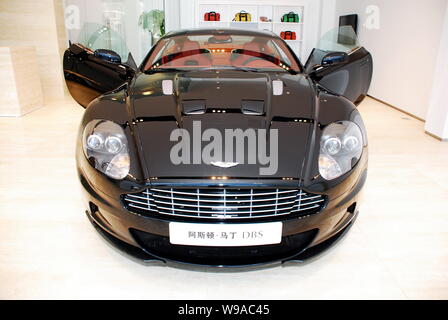 Ein Aston Martin DBS ist auf Anzeige im Aston Martin Flagship Store in Peking, China, 26. Januar 2010. Der Luxushersteller Aston Martin öffnete es Stockfoto