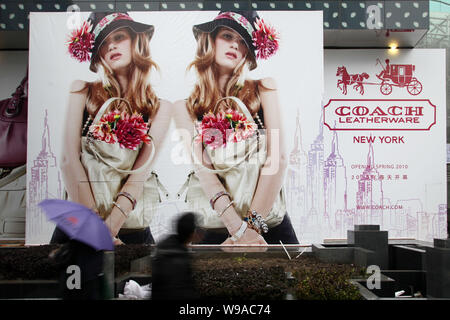 Anwohner vorbei eine Ankündigung der bevorstehenden Flagship Store in Shanghai, China, 27. Januar 2010 Trainer. Die amerikanischen Luxus Zubehör Stockfoto