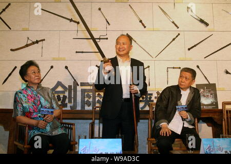 Hong Kong Regisseur John Woo (Zentrale) versucht, eine alte Waffe seinen neuen Film zu fördern, Herrschaft der Mörder, während ein Martial Arts Forum in Guanfu Museu Stockfoto