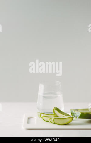 Frische Aloe Vera Blätter und Glas von Aloe vera Saft gesundes Getränk auf weißem Hintergrund Stockfoto