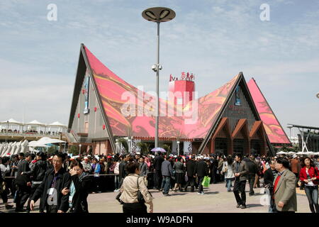 Besucher Masse die Malaysia Pavillon beim Probelauf der Weltausstellung Expo Park in Shanghai, China, 25. April 2010. Stockfoto
