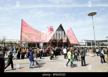 Besucher Masse die Malaysia Pavillon beim Probelauf der Expo in Shanghai, China, 25. April 2010. Die Shanghai World Expo hat recei Stockfoto