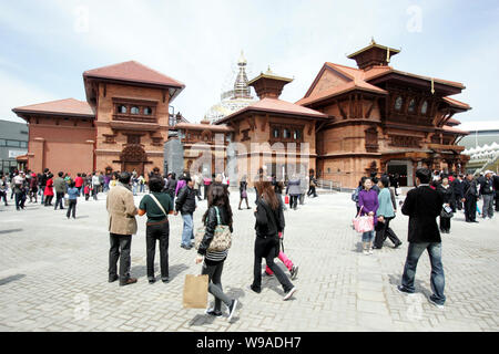 Besucher vorbei an den Nepal Pavillon beim Probelauf der Expo in Shanghai, China, 25. April 2010. Die Shanghai World Expo hat rece Stockfoto