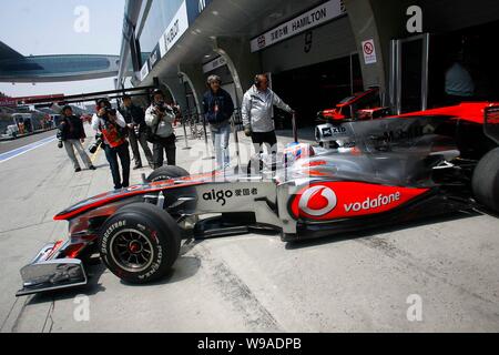 Britische F1 Fahrer Jenson Button von McLaren Mercedes Team mit seinem Auto im freien Training Session gesehen ist auf dem Shanghai International Circui Stockfoto