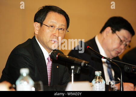 Akio Toyoda, Links, Präsident von Toyota, spricht auf einer Pressekonferenz in Beijing, China, Montag, 1. März 2010. Toyota Motor Corp. Präsident Akio Toyo Stockfoto
