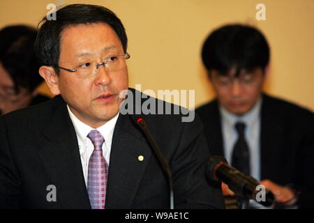 Akio Toyoda, Präsident von Toyota, spricht auf einer Pressekonferenz in Beijing, China, Montag, 1. März 2010. Toyota Motor Corp. Präsident Akio Toyoda Sou Stockfoto