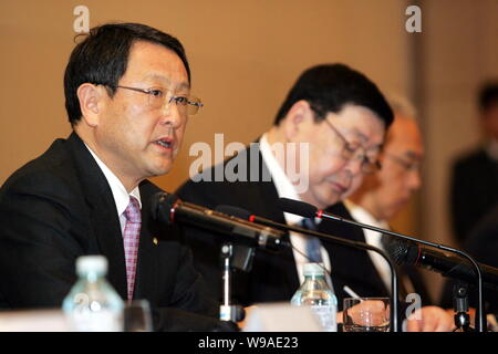 Akio Toyoda, Links, Präsident von Toyota, spricht auf einer Pressekonferenz in Beijing, China, Montag, 1. März 2010. Toyota Motor Corp. Präsident Akio Toyo Stockfoto