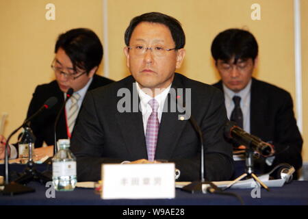 Akio Toyoda, front, Präsident von Toyota, ist auf einer Pressekonferenz in Beijing, China, Montag, 1. März 2010 gesehen. Toyota Motor Corp. Präsident Akio zu Stockfoto