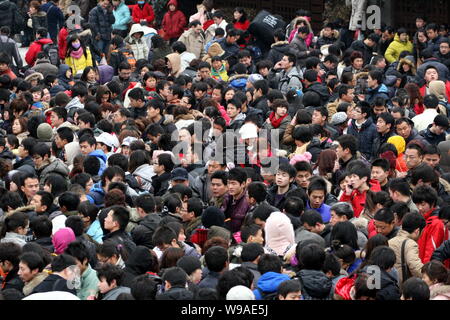 Massen von chinesische Passagiere warten Sie an der Nanjing Long Distance Bus Terminal nach dem Bus Dienstleistungen wurden vom schweren Schnee in Nord China gestoppt, in Nanjin Stockfoto