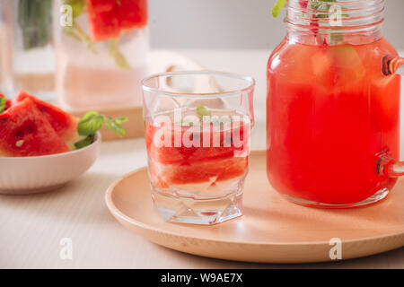 Wassermelone Getränke auf dem weißen Hintergrund Stockfoto