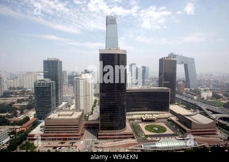 ---- Stadtbild von Peking mit Blick auf das China World Trade Center I und II, vorne, das China World Trade Center Tower III, am höchsten, die neue CCTV Stockfoto