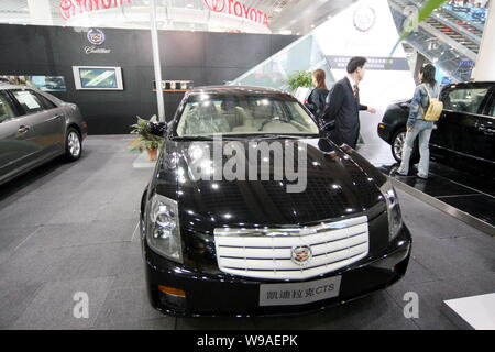 ---- Besucher betrachten einen Cadillac CTS von General Motors (GM) bei der Auto Show in Jinan City, East China Provinz Shandong, 14. April 2007. GM-C Stockfoto