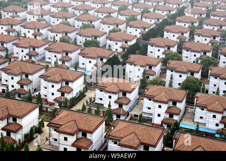 Blick auf einem Cluster von privaten Villen in Wuxi Grand Village, Jiangyin city, East China Jiangsu Provinz, 18. Juni 2005. Stockfoto