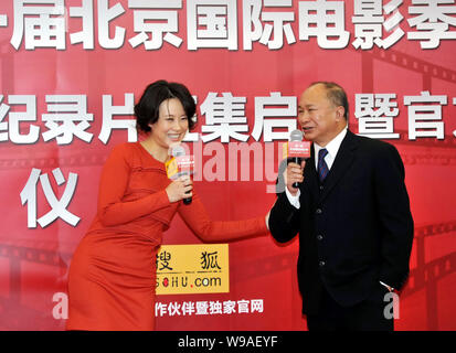 Hong Kong Film Regisseur John Woo, rechts, und die chinesische Schauspielerin Vivian Wu (Wu Junmei) die Eröffnung der ersten Beijing International Film teilnehmen Stockfoto
