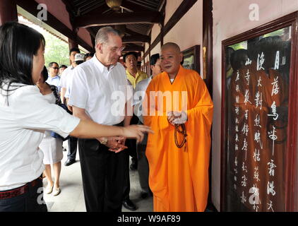 IOC (Internationales Olympisches Komitee) Präsident Jacques Rogge, Mitte, Besuche in Suzhou Hanshan Temple City, East China Jiangsu Provinz, 30 August 2 Stockfoto