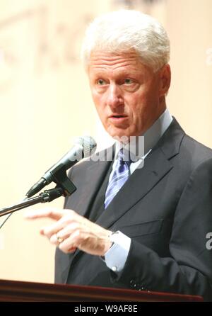 Der frühere US-Präsident Bill Clinton spricht am Finance Forum auf der Taipei International Convention Center in Taipei, Taiwan, 14. Novmeber 2010. Für Stockfoto