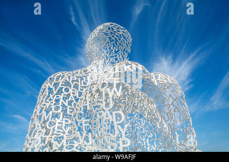 Antibes, Frankreich - Juli 17, 2019: Ansicht der Nomade Skulptur vom spanischen Künstler Jaume Plenza in Antibes Frankreich. Stockfoto