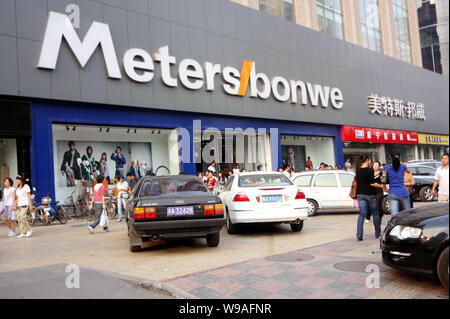 ---- Blick auf einen Meter/bonwe Store in Peking, China, 13. September 2008. Millward Brown Dienstag (14. Dezember 2010) verkündete die Eröffnungs-Bran Stockfoto