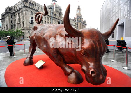 Die bronze Bund Stier Statue, entworfen von Italienisch-amerikanische Künstler Arturo di Modica, ist am Bund in Shanghai, China, 16. Mai 2010 angezeigt. Ein feist Stockfoto