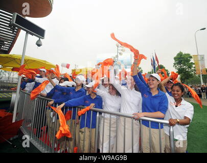 Niederländische Pavillon Mitarbeiter begrüßen die Duthc Kronprinz Willem-Alexander und Prinzessin Maxima auf den niederländischen Pavillon Tag in der Expo in Shanghai, 1. Mai Stockfoto