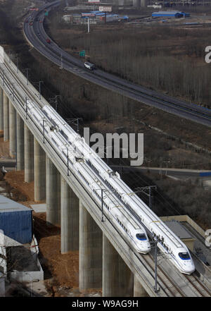 Zwei CRH (China Railway High speed) Züge auf der neuen Zhengzhou-Xi eine Eisenbahn in Luoyang, Zentrale China Provinz Henan, Samstag, 25. Januar 2010. Stockfoto