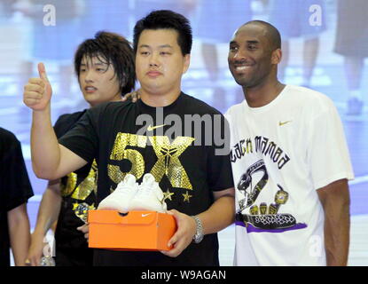NBA Basketball player Kobe Bryant von den Los Angeles Lakers, rechts, steht neben einem Ventilator ausgezeichnet mit ein Paar Nike Schuhe bei einem Treffen mit Chinesischen f Stockfoto