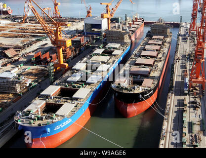 Bulk cargo Schiffe werden auf der Werft von shanhaiguan Shipbuilding Industry Co., Ltd. in Qinhuangdao Stadt, North China Provinz Hebei, 26 O gebaut Stockfoto