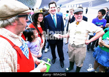 Der britische Schatzkanzler George Osborne schüttelt Hände mit britischen Künstlern bei seinem Besuch in Großbritannien Pavillon in der Shanghai Expo-Gelände Stockfoto