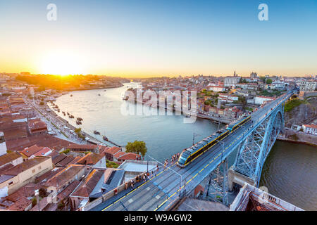 Blick auf die historische Stadt Porto, Portugal mit der Dom Luiz Brücke. Eine U-Bahn kann auf der Brücke gesehen werden. Stockfoto