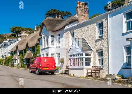 Ein Royal Mail van der Post an der malerischen Dorf St Mawes auf der Roseland Halbinsel in der Nähe von Falmouth in Cornwall, England, Großbritannien. Stockfoto