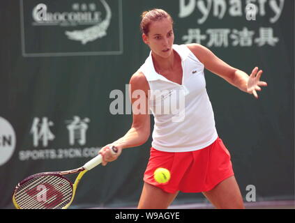 Jarmila Groth von Australien gibt einen Schuß zu Alla Kudryavtseva von Russland im Finale des Guangzhou in Guangzhou, Süd China Guangdong Stockfoto