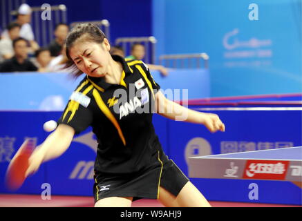 Ai Fukuhara von Japan gibt einen Schuß zu China Guo Yan in den acht - Finale der Frauen singles des China 2010 öffnen Tischtennis Turnier in Suzho Stockfoto